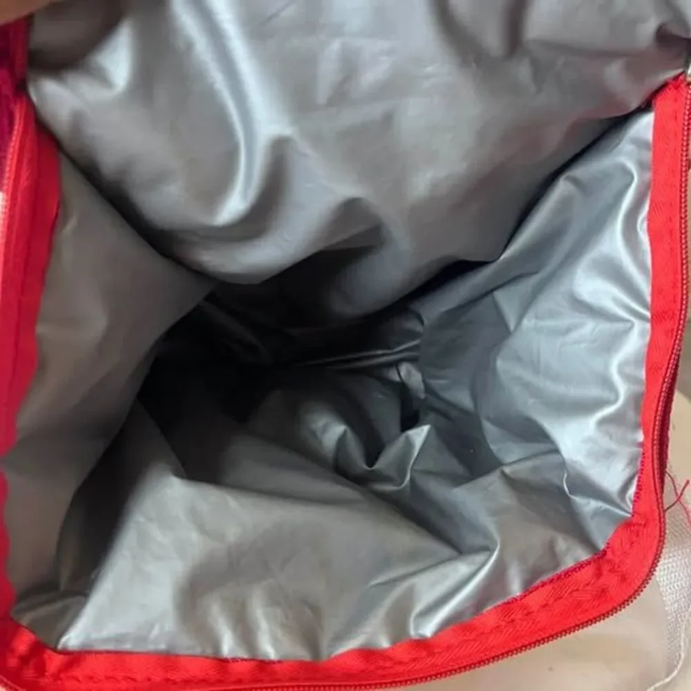 Unbranded insulated red